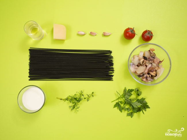 Спагетти с чернилами каракатицы и морепродуктами - фото шаг 1