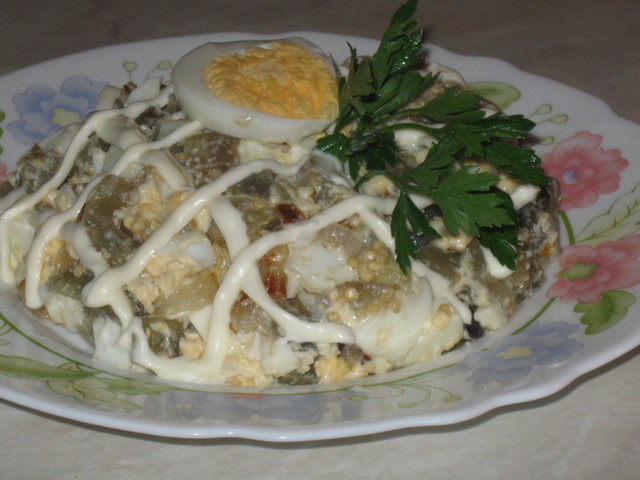 Фото к рецепту: Салат из баклажан интересный 