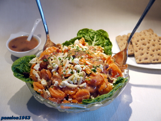 Фото к рецепту: Пикантный морковный салат с брынзой и фруктовой заправкой
