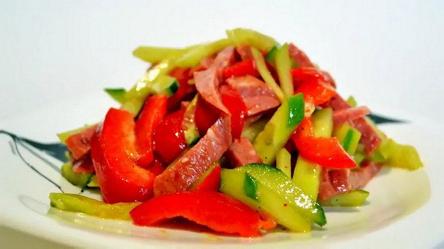 Фото к рецепту: Салат с перцем и колбасой