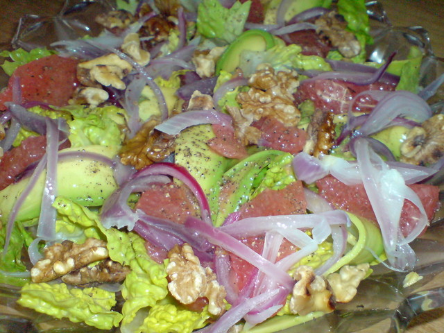 Фото к рецепту: Салат из авокадо и грейпфрута под ореховым маслом