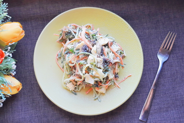 Фото к рецепту: Салат с жаренными грибами, овощами и яйцом