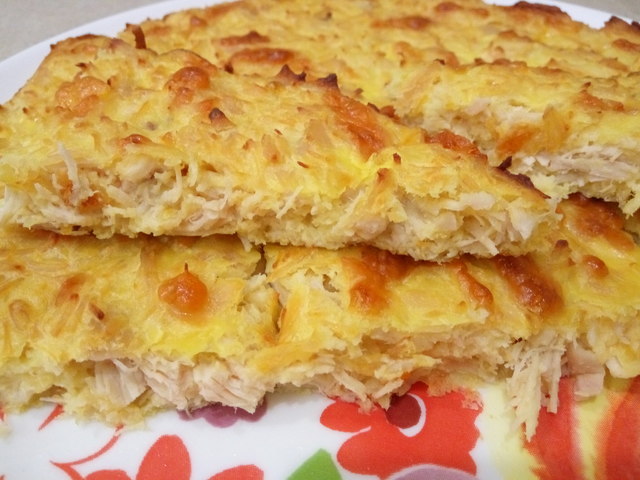 Фото к рецепту: Пирог-запеканка с курицей и сыром