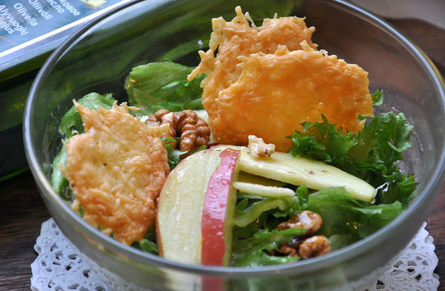 Фото к рецепту: Салат с яблоками и сырными чипсами от бадди валастро