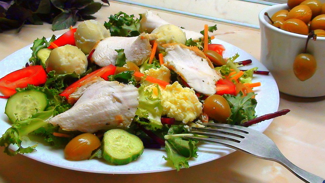 Фото к рецепту: Салат а-ля «туорло» с маринованной куриной грудкой и соусом из оливок.