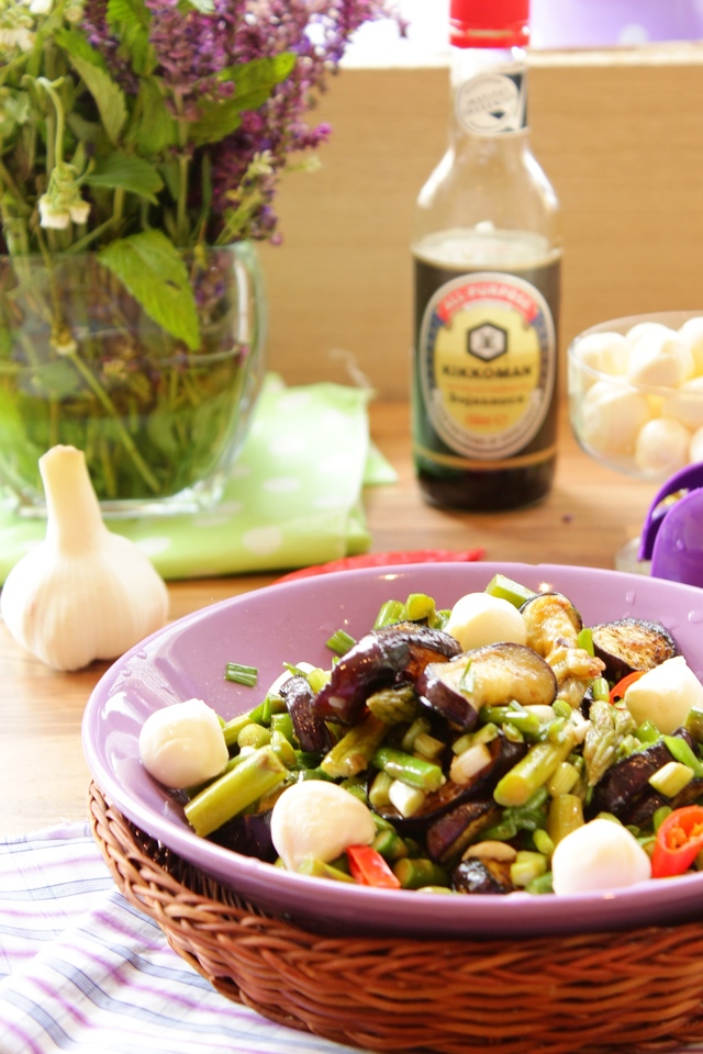 Фото к рецепту: Салат со спаржей и баклажанами