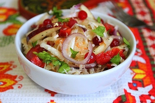 Фото к рецепту: Салат из квашенной капусты и редьки