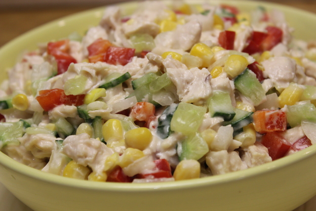 Фото к рецепту: Салат калейдоскоп с курицей и овощами.