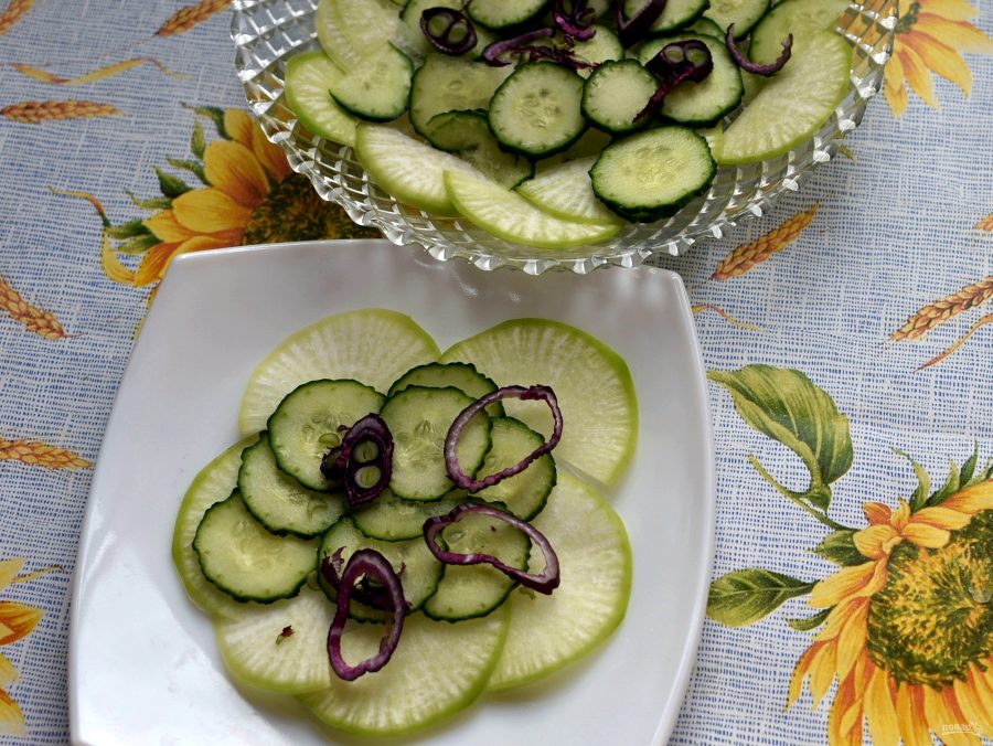 Салат из языка с овощами и острой заправкой - фото шаг 2