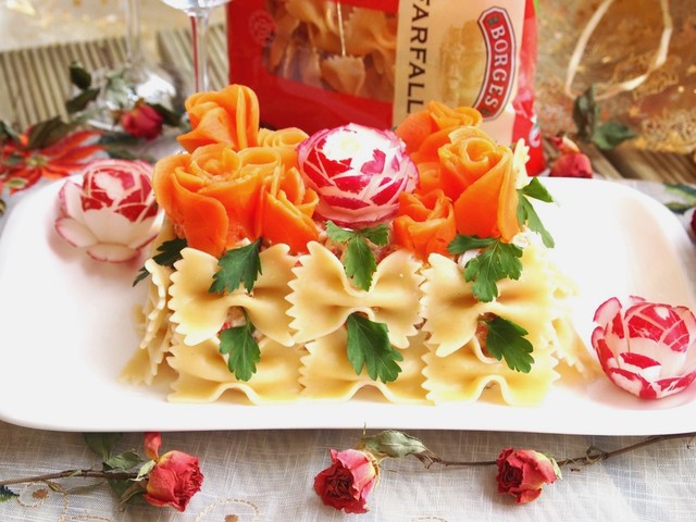 Фото к рецепту: Салат с крабовыми палочками и фарфалле праздничный 