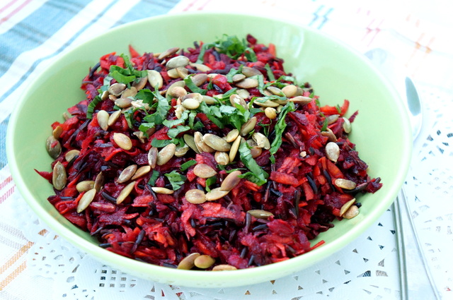 Фото к рецепту: Красный салат с диким рисом