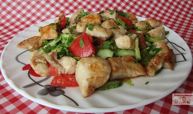 Фото к рецепту: Легкий салат с овощами и курицей 