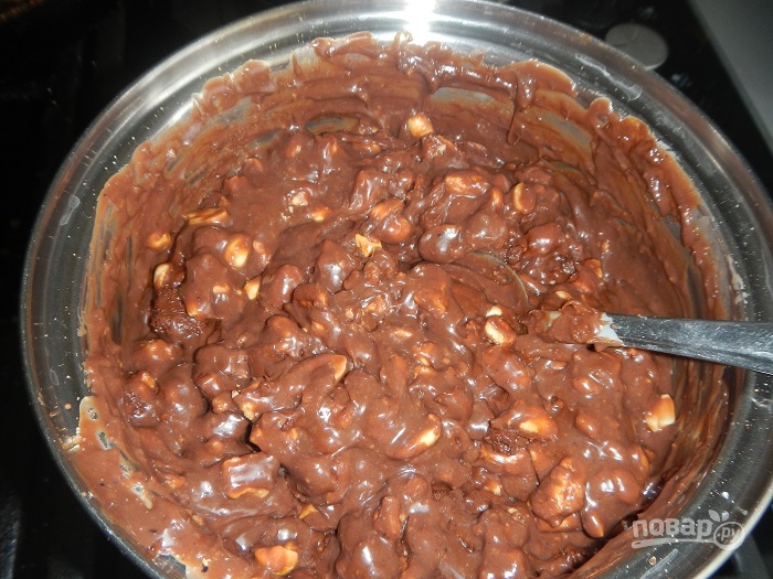 Шоколадная колбаса из печенья с орехами - фото шаг 7