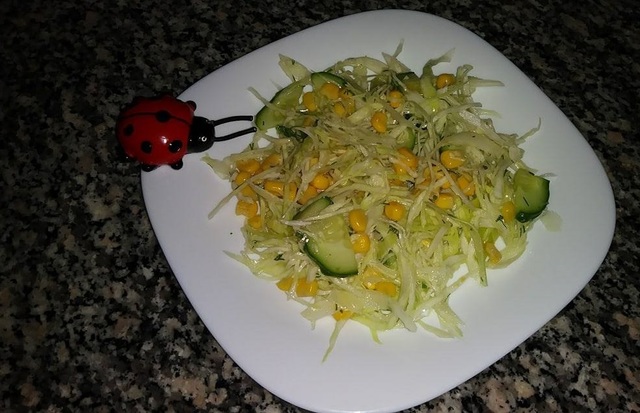 Фото к рецепту: Витаминный салат из капусты, огурцов и кукурузы