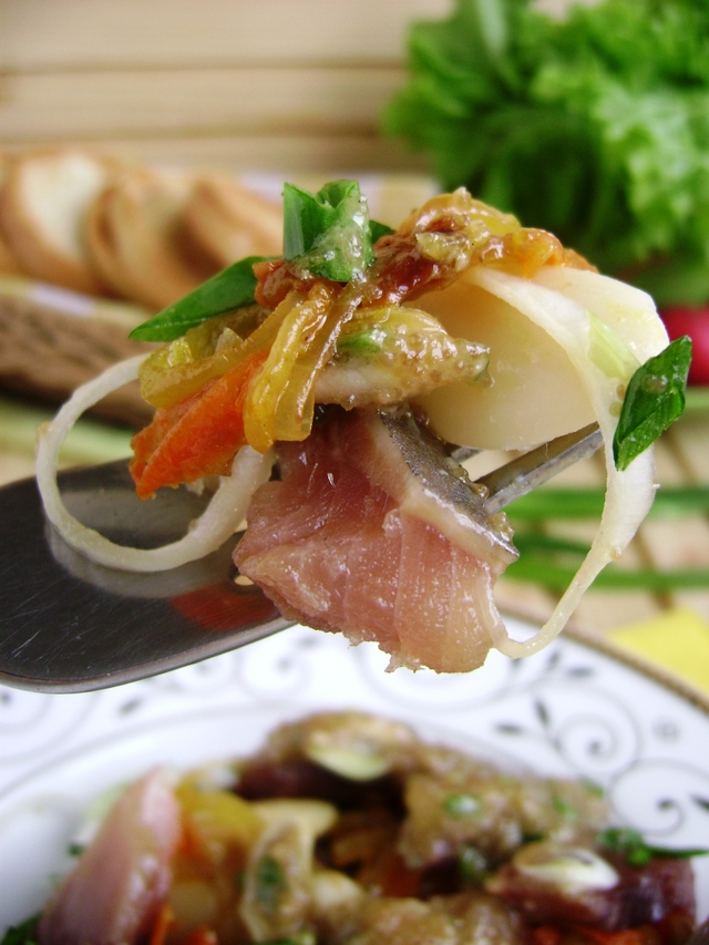 Фото к рецепту: Салат с селедкой и фасолью под икорным соусом