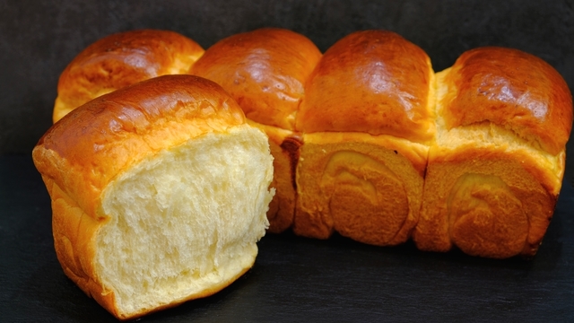 Фото к рецепту: Хлеб на хлебной заварке долго не черствеет и не крошится