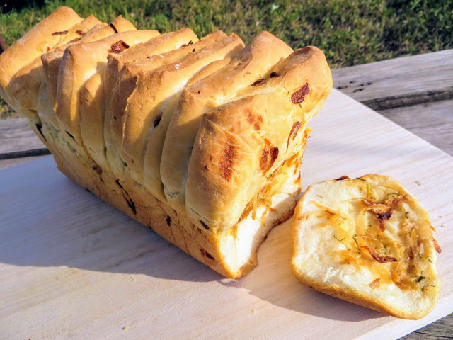 Фото к рецепту: Идеален к любому застолью! отрывной луковый хлеб!