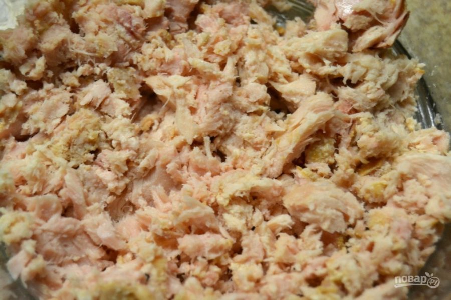 Салат с консервированной рыбкой - фото шаг 1