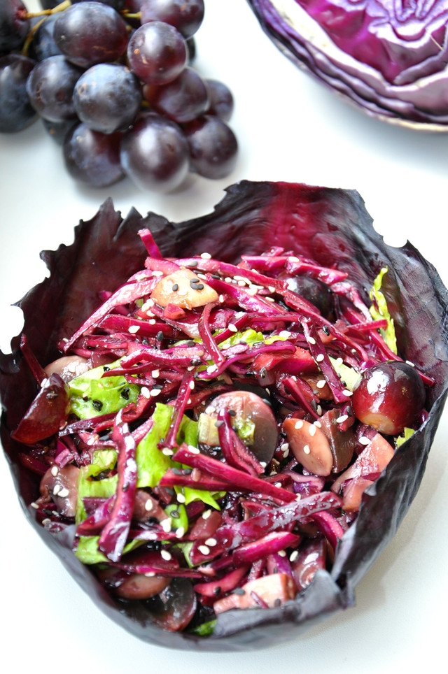 Фото к рецепту: Капустный салат с шампиньонами и виноградом
