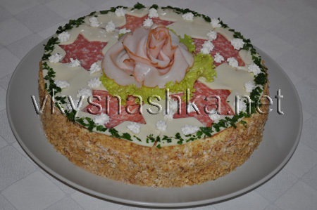 Фото к рецепту: Праздничный салат-торт