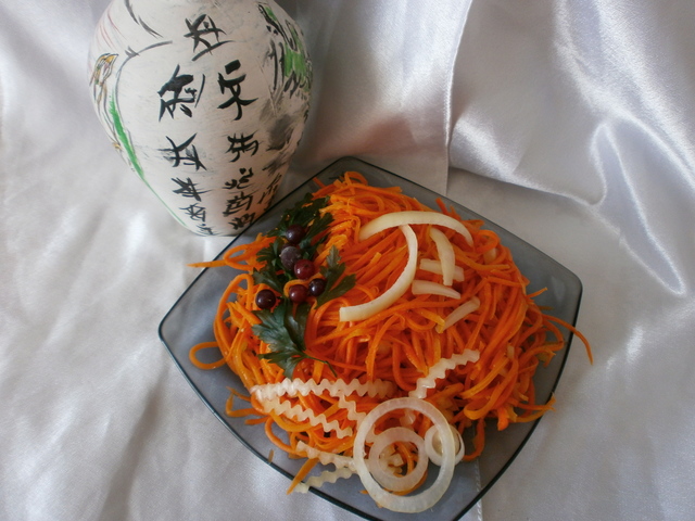 Фото к рецепту: Салат из моркови по-корейски