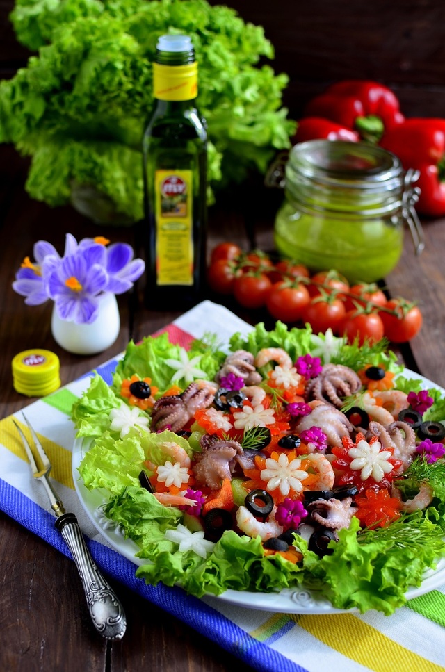 Фото к рецепту: Салат с осьминогами и маслинами «цветочная поляна»