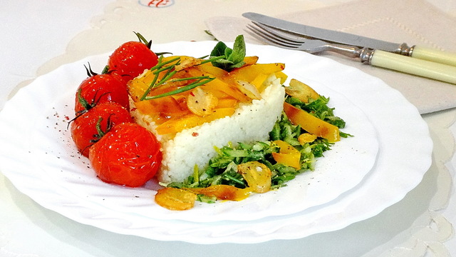 Фото к рецепту: Кускус с жареными овощами и огуречно-мятным соусом