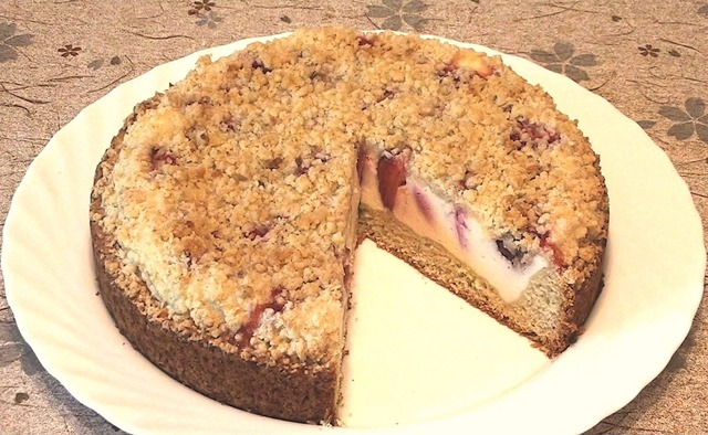 Фото к рецепту: Творожно-ягодный пирог с сахарно-кокосовой корочкой