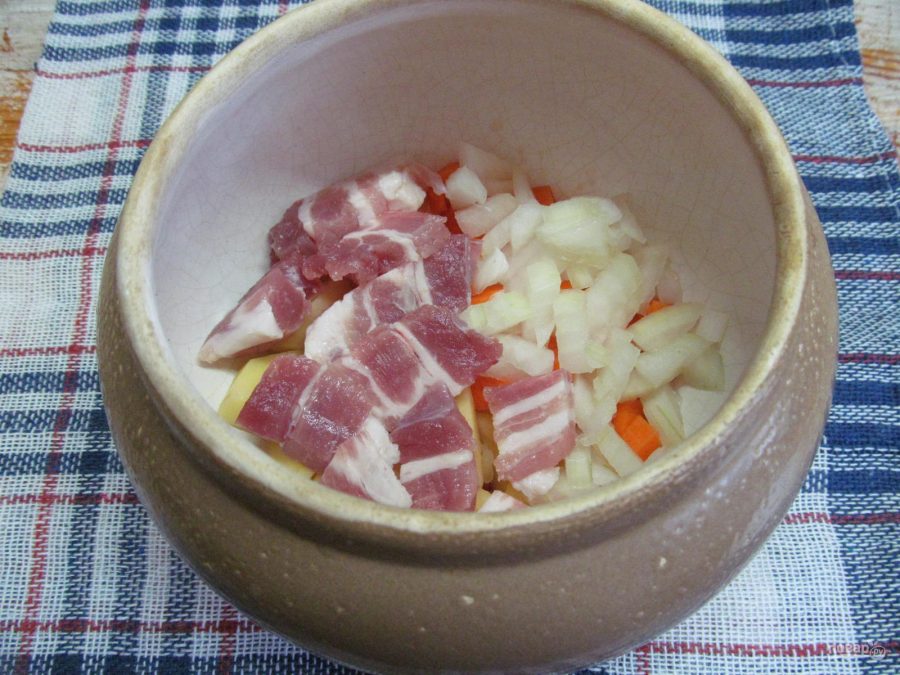Мясной суп с чечевицей в духовке - фото шаг 3
