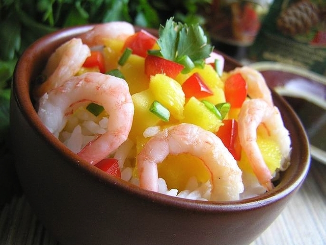 Фото к рецепту: Салат с рисом, манго и креветками