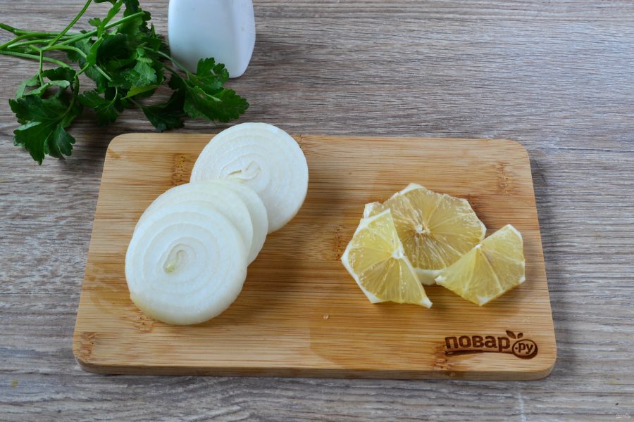 Запеченная скумбрия с луком и лимоном - фото шаг 3