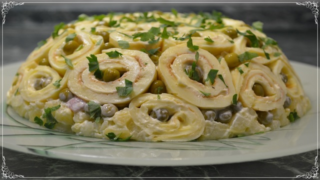 Фото к рецепту: Праздничный вкусный салат «шарлотка». попробуйте и удивите своих гостей! 
