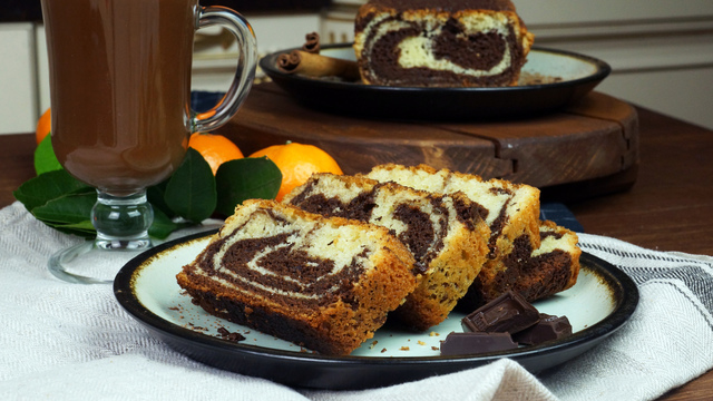 Фото к рецепту: Мраморный кекс с горячим шоколадом