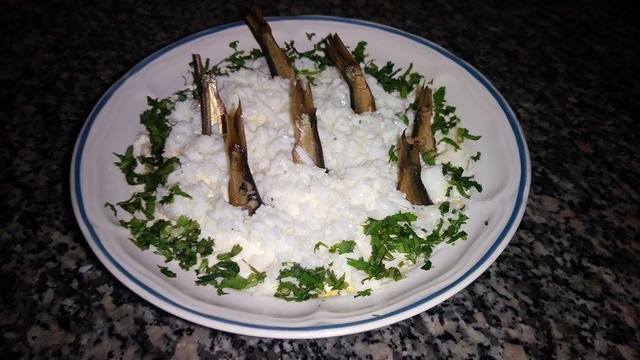 Фото к рецепту: Праздничный салат рыбки в пруду со шпротами