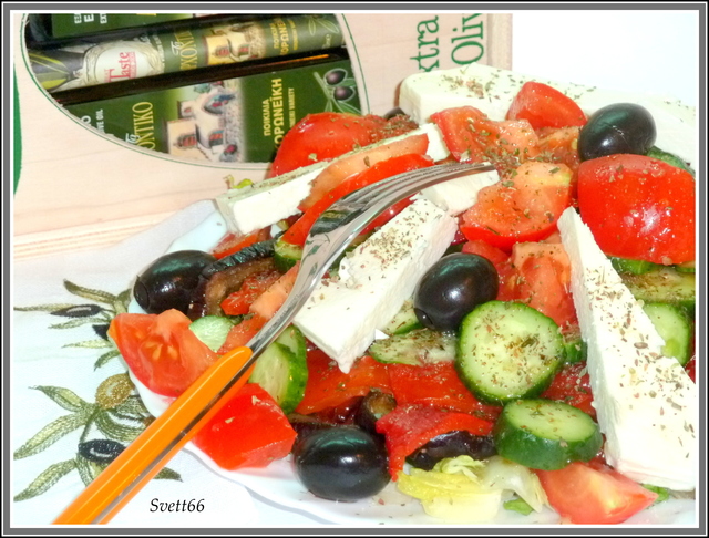 Фото к рецепту: Салат из свежих и запеченных овощей греческие напевы 