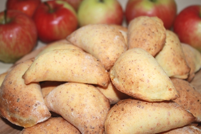 Фото к рецепту: Пирожки с яблоками