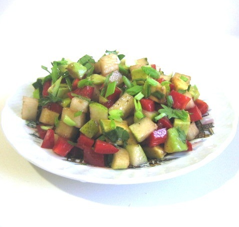 Фото к рецепту: Салат с авокадо и овощами под соусом винегрет