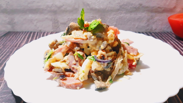 Фото к рецепту: Салат с колбасой и грибами