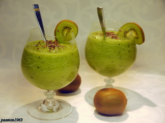 Фото к рецепту: Смузи с киви и авокадо „малахит“