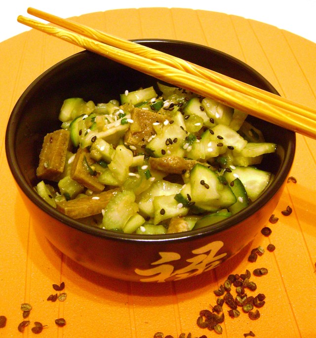 Фото к рецепту: Легкий салатик из огурцов с овощами и жареным тофу.
