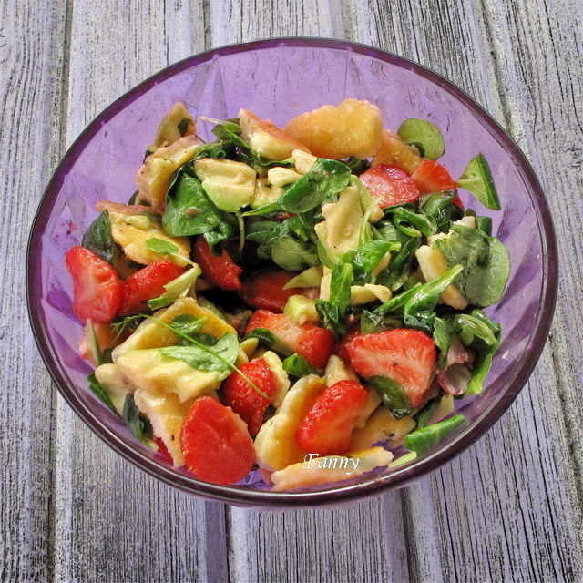 Фото к рецепту: Салат с клубникой и жареным халуми