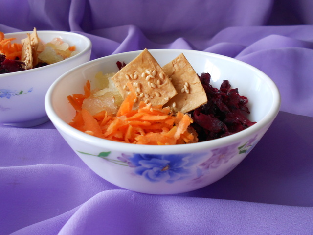 Фото к рецепту: Салат из свежей моркови и свеклы с апельсиновым граните