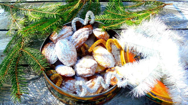 Фото к рецепту: Лимонное печенье мадлен с розовым вареньем- новогоднее спасибо леночке (кыш)