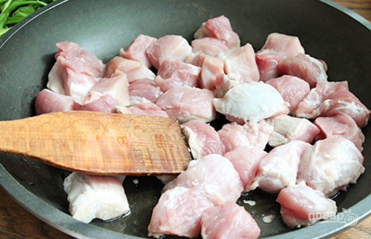 Тушеная картошка со свининой на сковороде - фото шаг 1