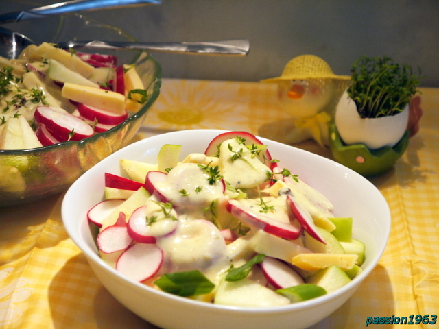 Фото к рецепту: Весенний салат с редиской и яблоком