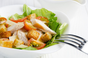 Фото к рецепту: Салат цезарь - новогодний салат с курицей и сухариками