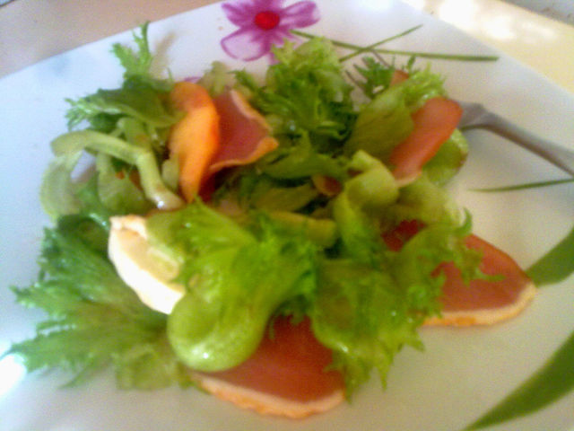 Фото к рецепту: Салат с балыком, моцареллой и нектаринами