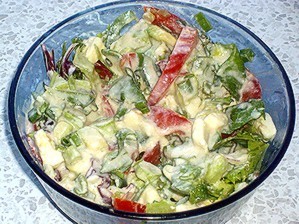 Фото к рецепту: Салат из помидоров с брынзой