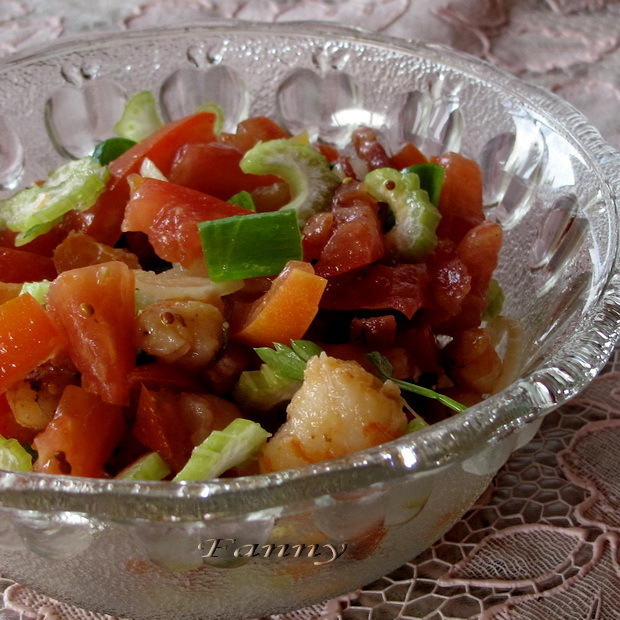 Фото к рецепту: Салат с черешковым сельдереем и креветками