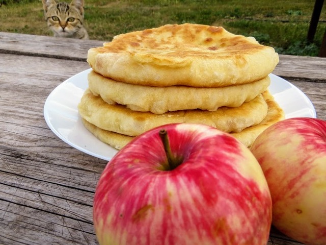 Фото к рецепту: Готовятся моментально - съедаются еще быстрее! пушистые лепешки на кефире с яблоками